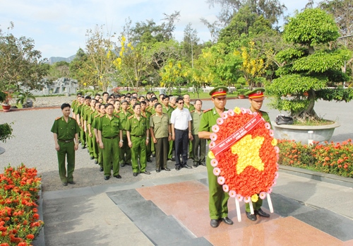 Đoàn đại biểu Đảng ủy, Ban Giám đốc và đại diện lãnh đạo các đơn vị thuộc Học viện CSND dâng hoa viếng nghĩa trang Hàng Dương